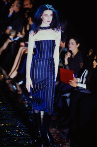 380898738_versace-fw-1998(6).thumb.jpg.5497f743a8307d4d315558d8343cd656.jpg