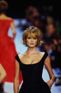 425919140_CHRISTIAN-DIOR-SPRING-1997(13).thumb.jpg.48b5bcbf0194e7165329ad3428c1354e.jpg