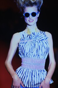 70959663_VIVIENNE-WESTWOOD-SPRING-1997(38).thumb.jpg.9dff2cdc943339e9392fa3ab324182cc.jpg