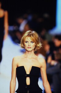 739371849_CHRISTIAN-DIOR-SPRING-1997(20).thumb.jpg.50035db6992e6fb1c7320a0d082eb49a.jpg