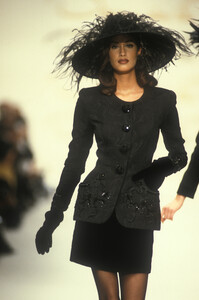 753549892_OscardeLaRentaFall1992YasmeenGhauri5.thumb.jpg.d50167468007b36d157bdb66e51dd64e.jpg
