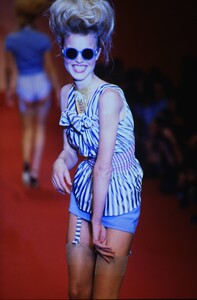 758864369_VIVIENNE-WESTWOOD-SPRING-1997(29).thumb.jpg.9a6a56f9361cc057708345ccc33ecd29.jpg
