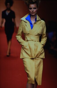 791400074_VIVIENNE-WESTWOOD-SPRING-1997(5).thumb.jpg.43ca6e75fcc2b4cd0849ecb50196ee40.jpg