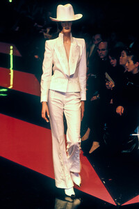 861056683_Givenchy1998WomenRTW40.thumb.jpg.a75d6d16329ee1e898276364c12481be.jpg