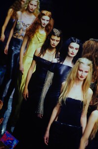 909959985_versace-fw-1998(12).thumb.jpg.640755374f4e9f7bf72e6e867f37e37e.jpg