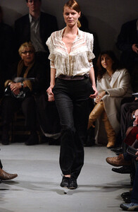 915628318_AnneValerieHash2004HauteCouture91.thumb.jpg.e714129c4a82baaec55883fe05811789.jpg