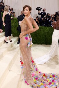 946276417_The2021MetGalaCelebratingInAmerica-ALexiconOfFashion-Arrivals11.thumb.jpg.9a149b84a7ffb358502359686e0f396e.jpg