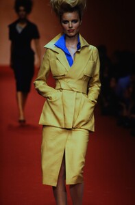 954258146_VIVIENNE-WESTWOOD-SPRING-1997(6).thumb.jpg.606f5856afc21e33ee71fddcf36b2c6f.jpg