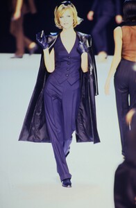 984477719_CHRISTIAN-DIOR-SPRING-1997(2).thumb.jpg.a64e637616f106fd307d6ebfa59553d4.jpg