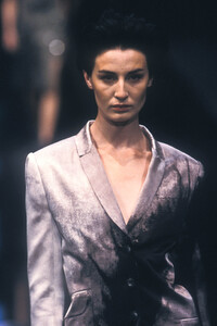 997363039_Givenchy1999WomenRTW48.thumb.jpg.5add4e738505a2a175ed01335e0a7d93.jpg