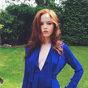 Ellie-Bamber-eb452g3n4589-15.jpg