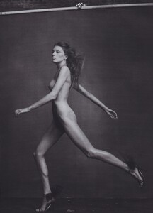 Training_Leibovitz_US_Vogue_April_2010_02.thumb.jpg.a1dd1bb198778fafc02e340df6a5e86f.jpg