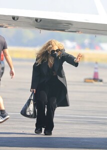 rita-ora-van-nuys-airport-in-ny-09-08-2021-3.jpg