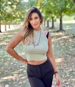 sabrinasalernofficial_241667988_588753788961728_7094100617998191002_n.jpg