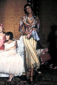1052376560_JohnGalliano1998WomenRTW23.thumb.jpg.3a82c3e6db509a9e9d813fb4d2a134af.jpg
