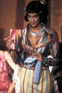 1102936288_JohnGalliano1998WomenRTW24.thumb.jpg.96cfd8f7b27bae3f52abe8fc491eaa59.jpg