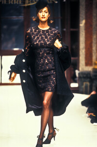 1144933201_PierreBalmain1994HauteCouture43.thumb.jpg.7741a8f8090a88926ae8ea62fd0ceeb0.jpg