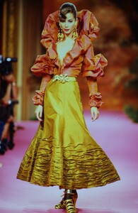 1170512628_christian-lacroix-hc-fw-1991(12).thumb.jpg.e22999d92e402de5c39015ab1cb9c51b.jpg