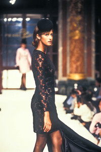 1180595716_PierreBalmain1994HauteCouture44.thumb.jpg.49b28042fa66210b95abf8e45d7fe621.jpg