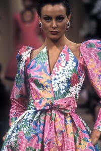 1187425524_YvesSaintLaurent1994HauteCouture148.thumb.jpg.154af91a7fc6014a88c71b2866f9c327.jpg