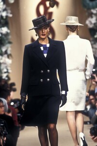 1200028482_YvesSaintLaurent1994HauteCouture32.thumb.jpg.d385c00a3c781c38119229aafc0d6212.jpg