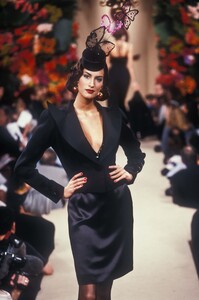 1211710751_YvesSaintLaurent1995HauteCouture78.thumb.jpg.107905f6ea6764938cd2a090b4e8d4db.jpg