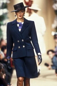 1220406745_YvesSaintLaurent1994HauteCouture33.thumb.jpg.7cec1e4a8519c4901917c8f16fd3015e.jpg