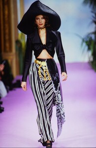 1228059009_Christian-Lacroix-Couture-Spring1993-Christy-Turlington(6).thumb.jpg.8dd752ad4de75a513417cf608472a635.jpg