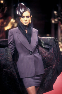 1279301681_ChristianDior1994HauteCouture63.thumb.jpg.5315f9165bfee09935c62d790617befb.jpg