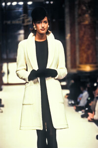 1300605561_PierreBalmain1994HauteCouture18.thumb.jpg.78145b752f1afc579aa01ff7affd3d6a.jpg