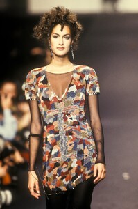 1447256107_KarlLagerfeld1994WomenRTW98.thumb.jpg.00d27d1c01d43e3b993e066a7c793dd9.jpg