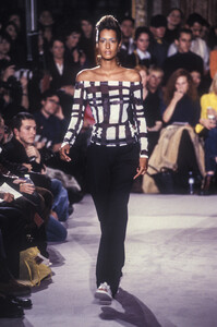1503517911_DirkBikkembergs1998WomenRTW16.thumb.jpg.d2efcbcd5c352c0fe71c3e5f9fa4718b.jpg