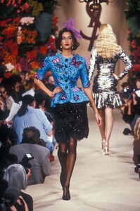 1516646116_YvesSaintLaurent1995HauteCouture141.thumb.jpg.64ef0a01556cf6017474e08ba08ba092.jpg