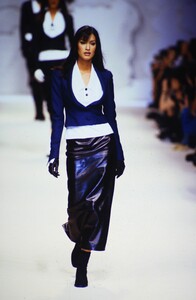 1571873391_KARLLAGERFELDSPRING1993(19).thumb.jpg.563854fa1a8db6eb4bf3ce6433c560ab.jpg