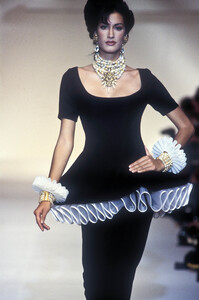 1600983937_ChristianDior1993Spring(6).thumb.jpg.32cf5fe7bf352b9c4bb95c76d3448d2e.jpg