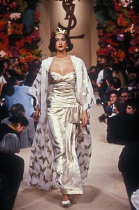 1649733930_YvesSaintLaurent1995HauteCouture208.thumb.jpg.20e5100a2171237a0e36f39abd44e432.jpg