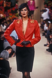 1654375818_YvesSaintLaurent1995HauteCouture90.thumb.jpg.c8c36b4a287b756fa983d58bac7c8170.jpg