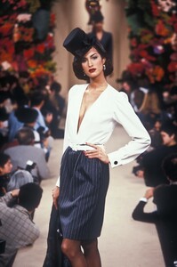 1663623237_YvesSaintLaurent1995HauteCouture20.thumb.jpg.9d864b187ac1d0d7bc4578ef6c88db84.jpg
