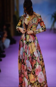 1707619311_Christian-Lacroix-Couture-Spring1993-Christy-Turlington(23).thumb.jpg.0db8e696302888ecf0cd9833245daa85.jpg