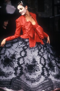 1743164588_VivienneWestwood1994WomenRTW11.thumb.jpg.85294d103eadae1d5d0903289da87da9.jpg