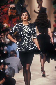 1762253573_YvesSaintLaurent1995HauteCouture72.thumb.jpg.2aadbad02517fa05fa5148a9ced11e76.jpg