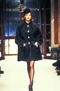 1765150788_PierreBalmain1994HauteCouture42.thumb.jpg.0f58d7cc56bb332cc873012a49106d89.jpg