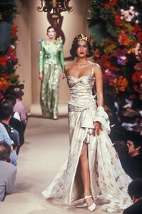 1796304188_YvesSaintLaurent1995HauteCouture209.thumb.jpg.c121eb41839325446139b7a29c8ffae6.jpg