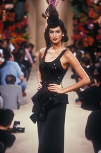 1980301945_YvesSaintLaurent1995HauteCouture187.thumb.jpg.5ed59f1d3de20ef4722ce8f8c8fef994.jpg