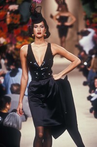 198336212_YvesSaintLaurent1995HauteCouture79.thumb.jpg.233896afec85e82fa1fd94c39dddd135.jpg
