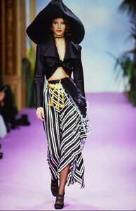 1985760609_Christian-Lacroix-Couture-Spring1993-Christy-Turlington(7).thumb.jpg.c2c632696864ff6d3a0b6e9a302f9911.jpg