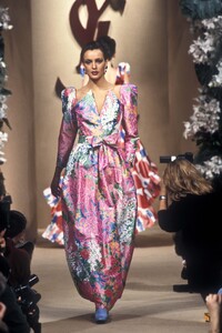 1993596220_YvesSaintLaurent1994HauteCouture147.thumb.jpg.10bd6518ee457d768da957f5dfc26de9.jpg