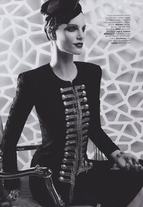 2079042094_Lagerfeld_US_Harpers_Bazaar_September_2010_06.thumb.jpg.0adeb99866db5ec0e4d1120a59264537.jpg