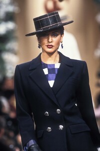 2080891299_YvesSaintLaurent1994HauteCouture34.thumb.jpg.14d2045b2ebe98e4f246c8de4722c726.jpg