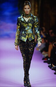 213142978_christian-lacroix-hc-fw-1993(4).thumb.jpg.68132e89bf727a9b69cc898a2878ef60.jpg